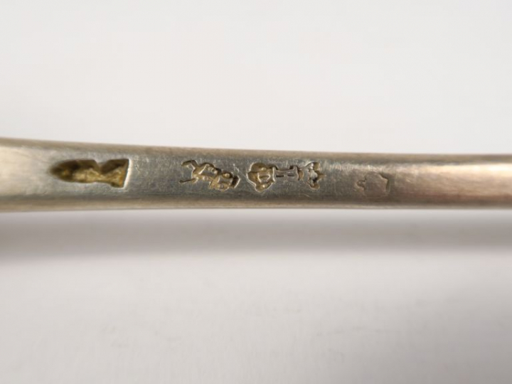 Cuillère à ragoût XVIIIème en argent.  Monogrammée.  Poids. 137 g