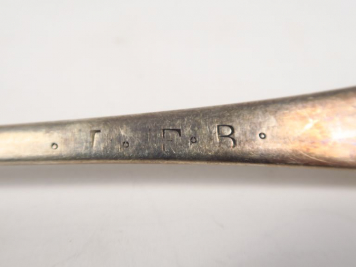 Cuillère à ragoût XVIIIème en argent.  Monogrammée.  Poids. 137 g