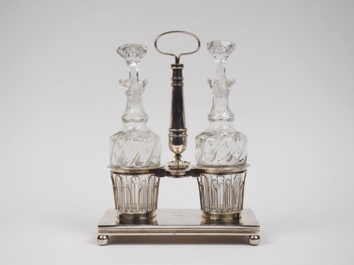 Porte huilier-vinaigrier de style Louis XVI en argent, poinçon au coq,