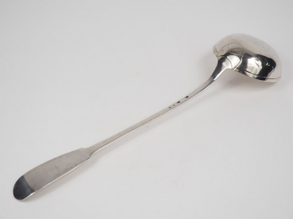 Vente aux enchères Importante louche en argent, poinçon au coq.  Monogrammée.  Long. 42 c