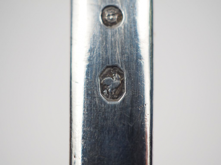 Importante louche en argent, poinçon au coq.  Monogrammée.  Long. 42 c