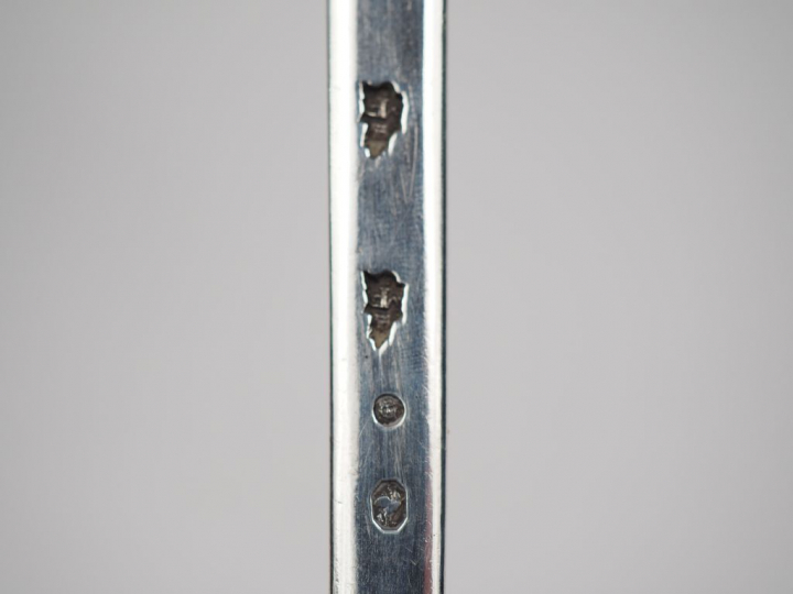 Importante louche en argent, poinçon au coq.  Monogrammée.  Long. 42 c