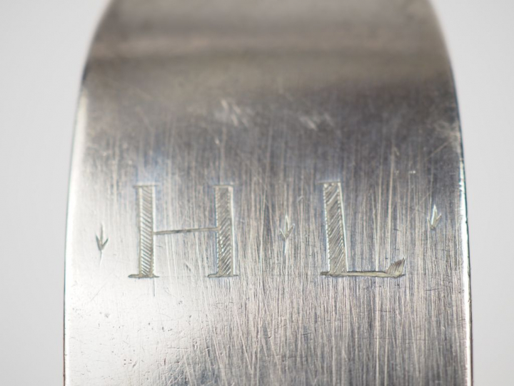 Importante louche en argent, poinçon au coq.  Monogrammée.  Long. 42 c