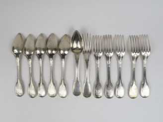 Vente aux enchères Six couverts en argent, poinçon Vieillard, modèle à filet.  Armoriés. 