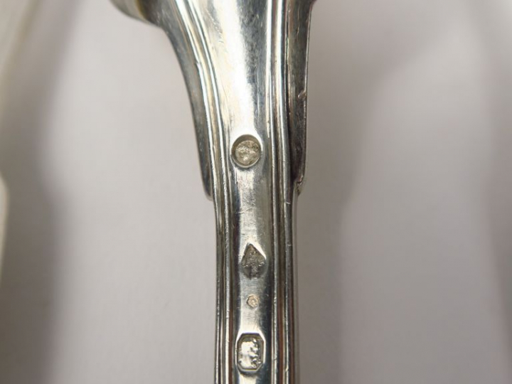 Six couverts en argent, poinçon Vieillard, modèle à filet.  Armoriés. 