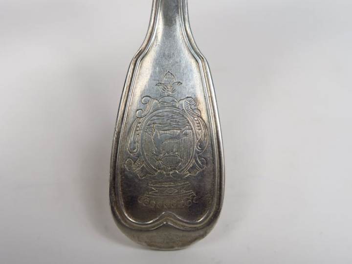 Six couverts en argent, poinçon Vieillard, modèle à filet.  Armoriés. 