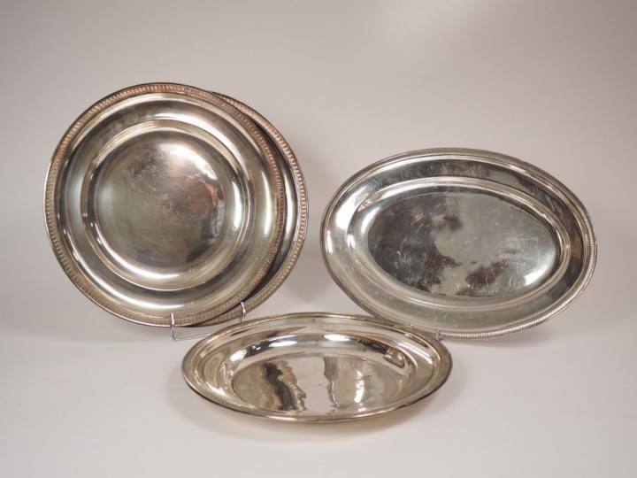 Paire de plats et plat ovale en métal plaqué, à décor de frise de raie