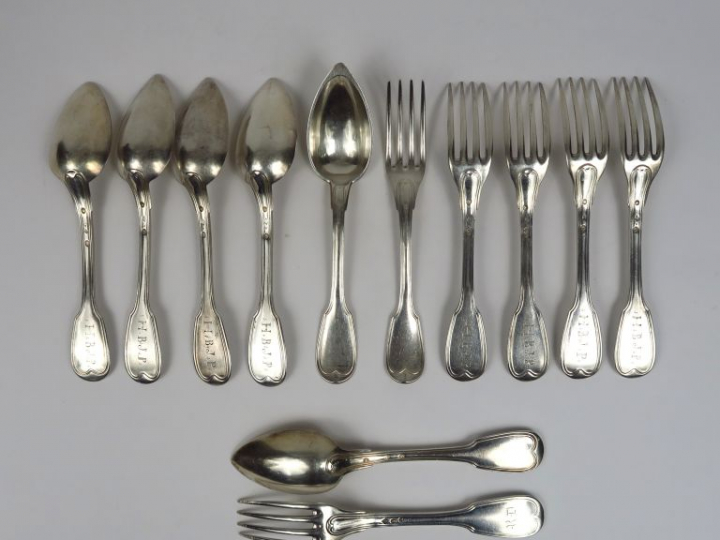 Suite de cinq couverts en argent, poinçon Vieillard, modèle à filet.  