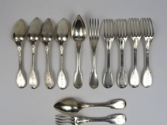 Vente aux enchères Suite de cinq couverts en argent, poinçon Vieillard, modèle à filet.  