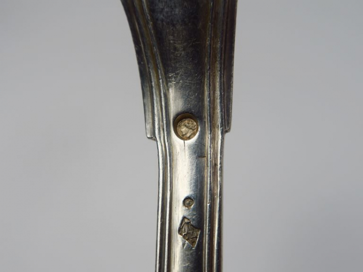 Suite de cinq couverts en argent, poinçon Vieillard, modèle à filet.  