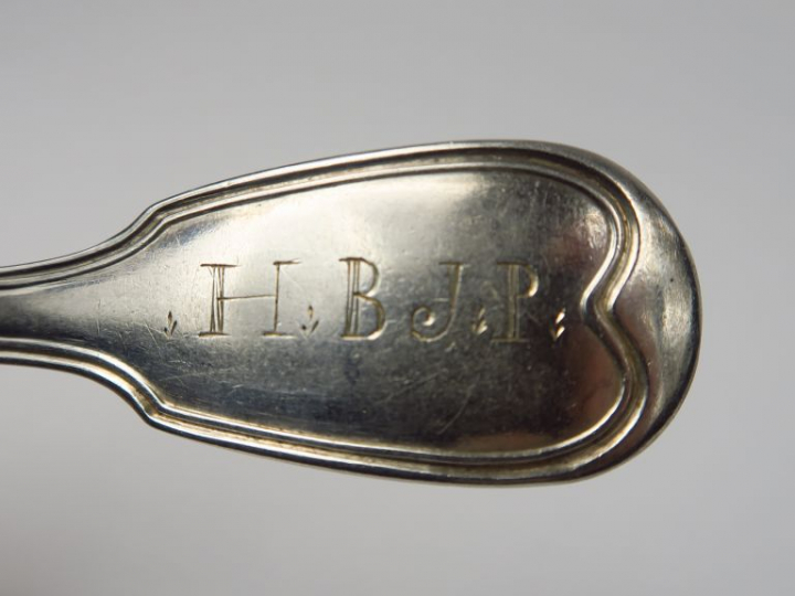 Suite de cinq couverts en argent, poinçon Vieillard, modèle à filet.  