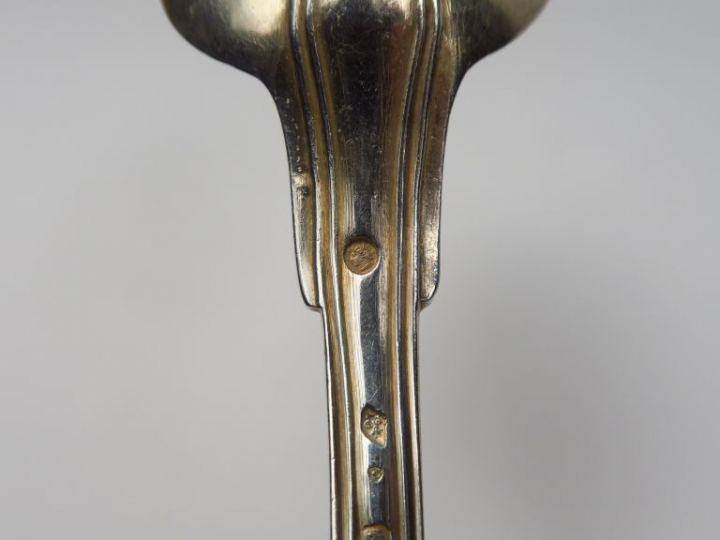 Suite de cinq couverts en argent, poinçon Vieillard, modèle à filet.  