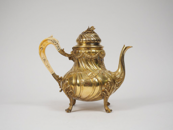 CARDEILHAC.  Théière de style rocaille en vermeil, poinçon Minerve, à 