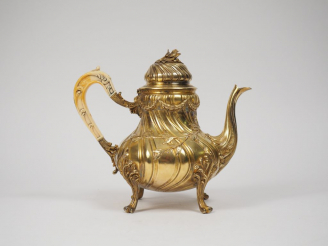 Vente aux enchères CARDEILHAC.  Théière de style rocaille en vermeil, poinçon Minerve, à 