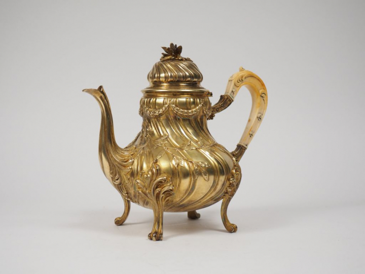 CARDEILHAC.  Théière de style rocaille en vermeil, poinçon Minerve, à 