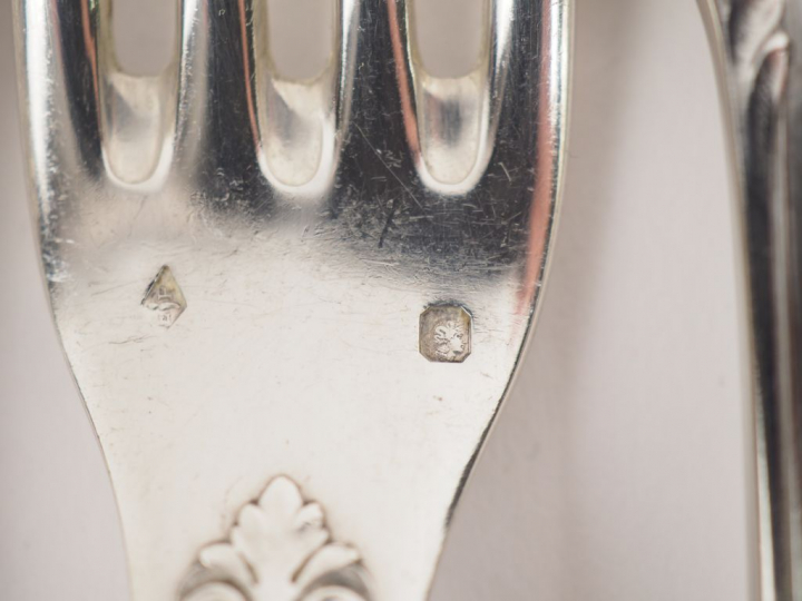 Partie de ménagère de style Louis XVI en argent, poinçon Minerve, à dé