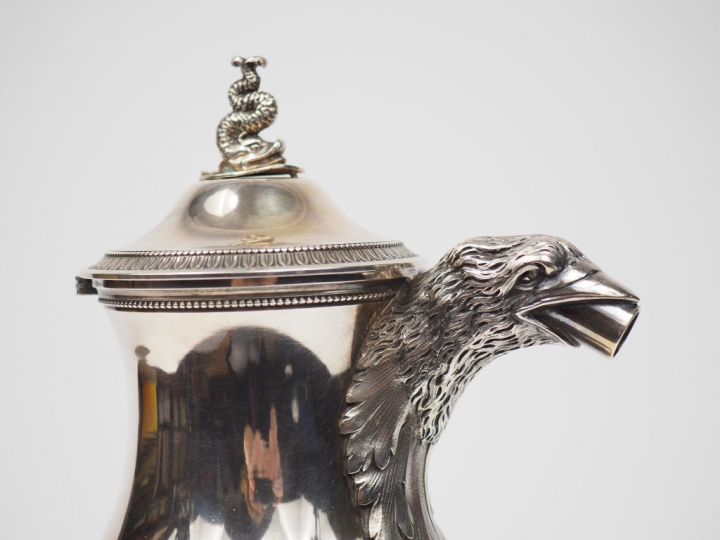 Chocolatière de style Empire en argent ciselé, poinçon Minerve,à décor