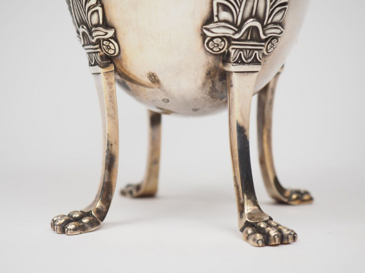 Chocolatière de style Empire en argent ciselé, poinçon Minerve,à décor