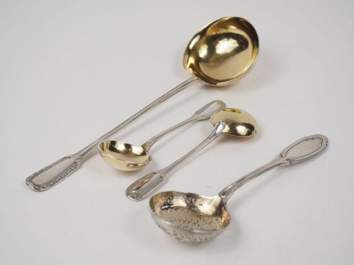 Lot comprenant :  - une louche et deux cuillères à crème en argent et 