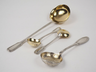 Vente aux enchères Lot comprenant :  - une louche et deux cuillères à crème en argent et 
