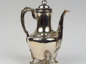 Vente aux enchères Verseuse de style Louis XV en argent, poinçon Minerve, pieds, anse et 