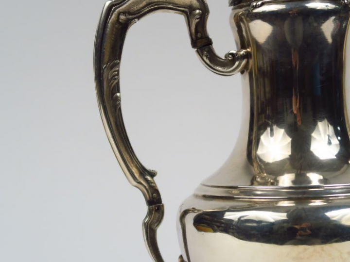 Verseuse de style Louis XV en argent, poinçon Minerve, pieds, anse et 