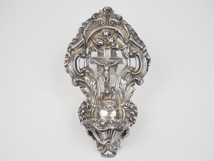 Bénitier Napoléon III en argent, poinçon Minerve, à décor au repoussé 