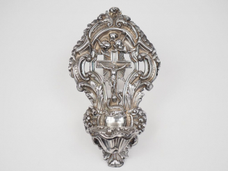 Vente aux enchères Bénitier Napoléon III en argent, poinçon Minerve, à décor au repoussé 