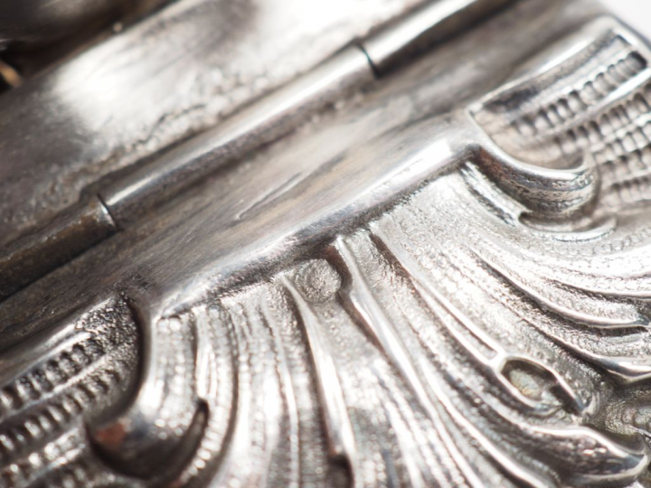 Bénitier Napoléon III en argent, poinçon Minerve, à décor au repoussé 