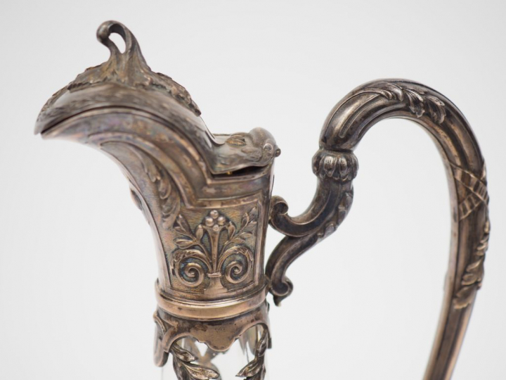 Décanteur de style Louis XVI en cristal gravé et argent, poinçon Miner