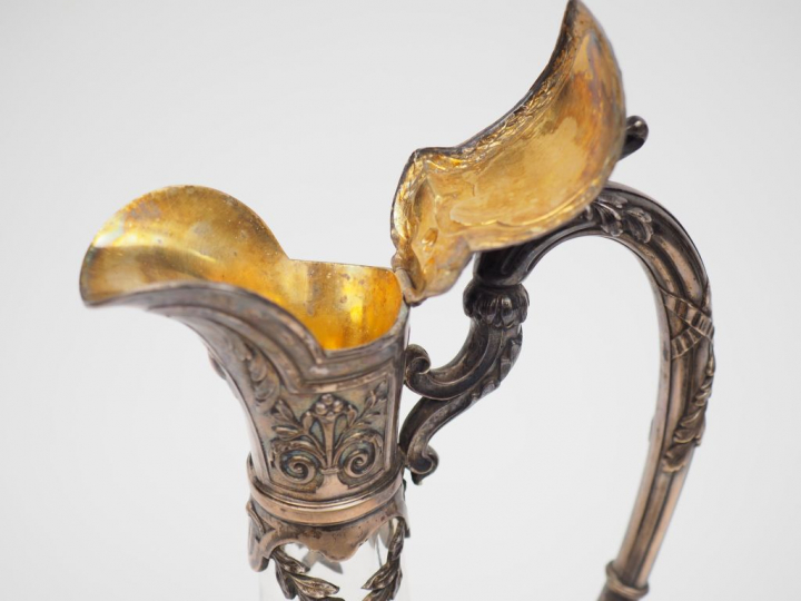 Décanteur de style Louis XVI en cristal gravé et argent, poinçon Miner