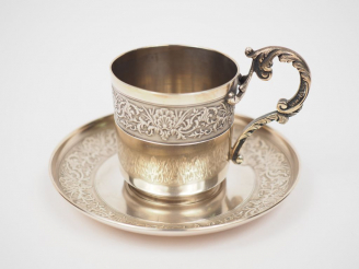 Vente aux enchères Tasse et sa sous-tasse en argent, poinçon Minerve, à décor de frises d