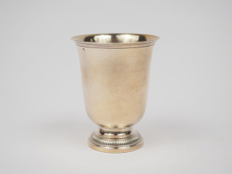 Vente aux enchères Timbale de forme tulipe en argent, poinçon Minerve, à décor de godrons