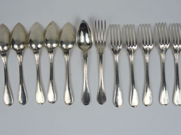 Suite de six couverts à entremets en argent, poinçon Minerve, modèle à