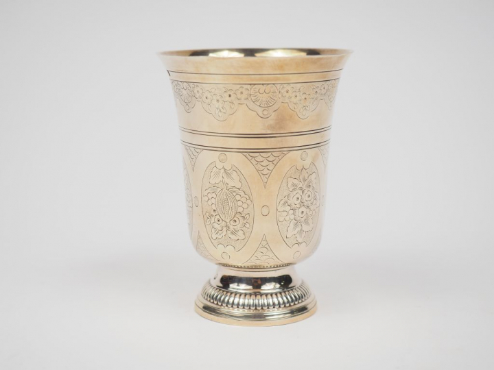 Timbale de forme tulipe en argent, poinçon Minerve, à décor gravé de f