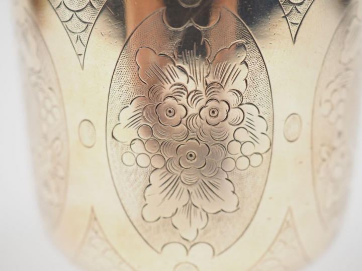 Timbale de forme tulipe en argent, poinçon Minerve, à décor gravé de f