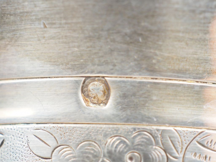 Timbale de forme tulipe en argent, poinçon Minerve, à décor gravé de f