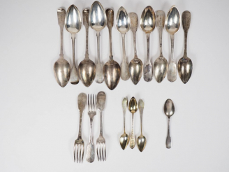 Vente aux enchères Lot comprenant onze grandes cuillères, trois fourchettes et trois cuil