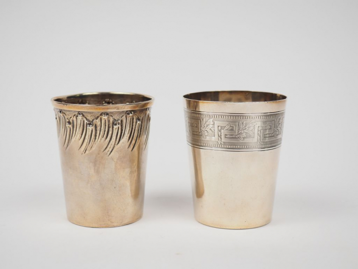Deux différentes timbales en argent, poinçon Minerve. L'une à décor de