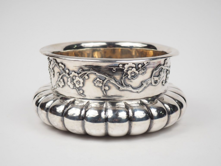 Jatte creuse en argent étranger, à décor de godrons et de branchages d