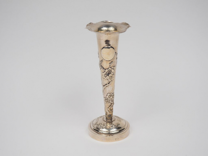 Vase soliflore en argent étranger, à décor au repoussé de branchage fl