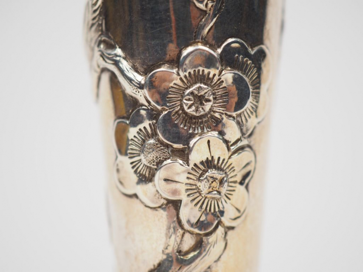 Vase soliflore en argent étranger, à décor au repoussé de branchage fl