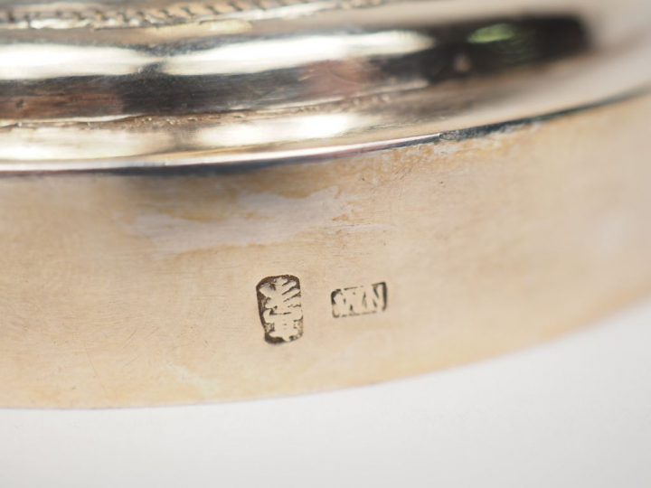 Vase soliflore en argent étranger, à décor au repoussé de branchage fl