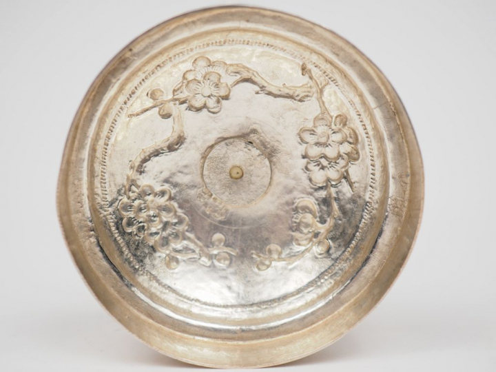 Vase soliflore en argent étranger, à décor au repoussé de branchage fl