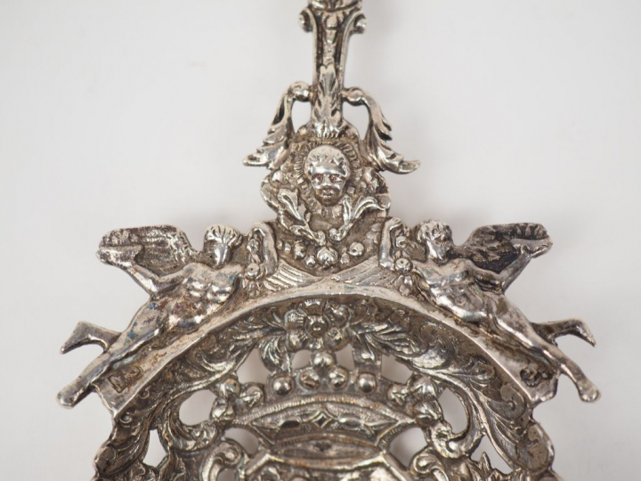 Importante cuillère décorative en argent étranger, à décor ajouré de f