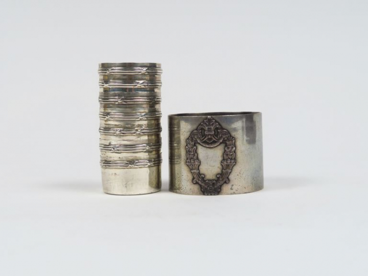 Suite de sept montures de verres à liqueur en argent, poinçon Minerve,