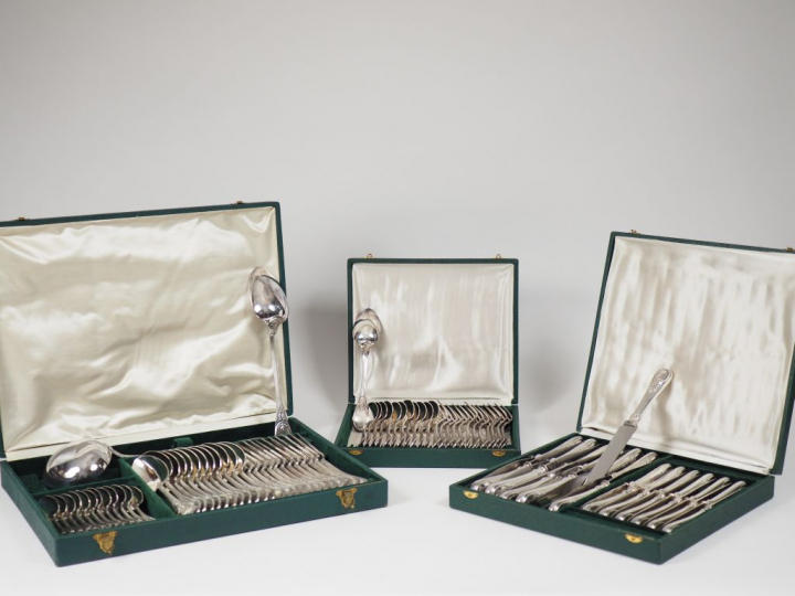 CHRISTOFLE. Importante ménagère de style Louis XVI en métal argenté, à