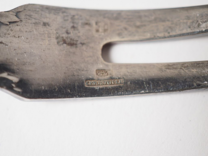 CHRISTOFLE. Importante ménagère de style Louis XVI en métal argenté, à