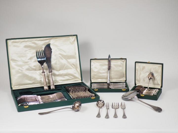 CHRISTOFLE. Importante ménagère de style Louis XVI en métal argenté, à