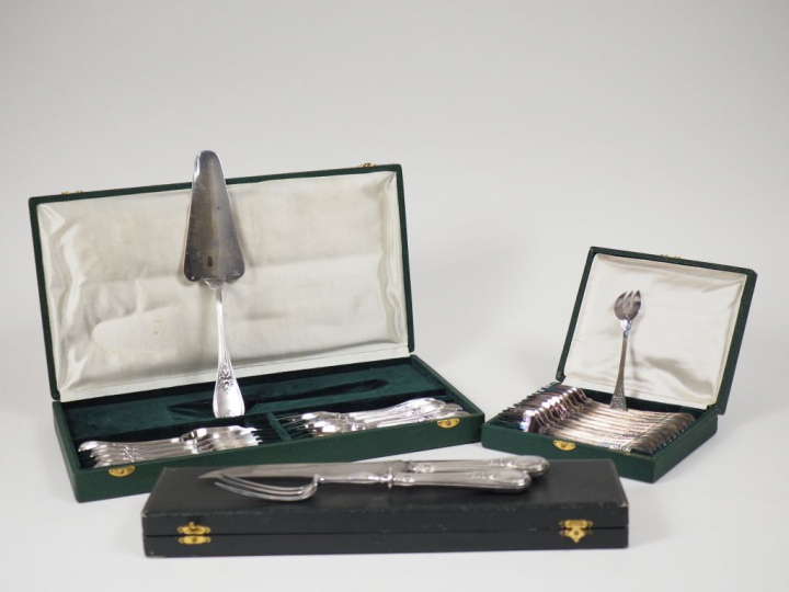 CHRISTOFLE. Importante ménagère de style Louis XVI en métal argenté, à